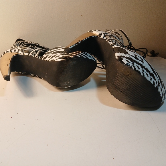 Shi by JOURNEYS Black and White Lace-Up Heels - Picture 3 of 3